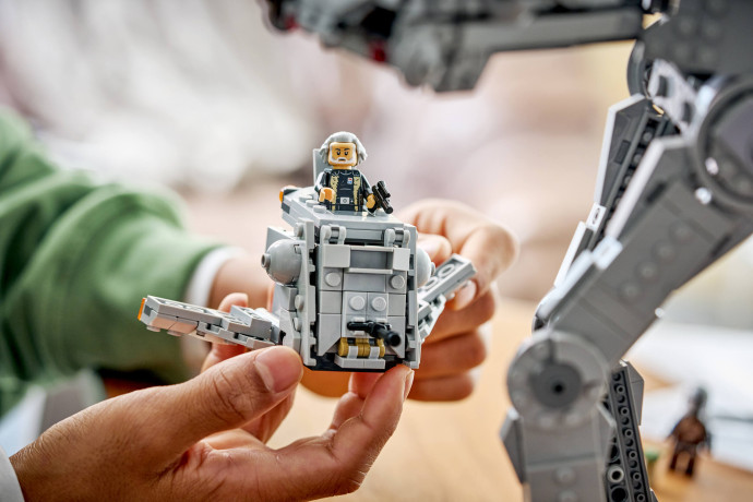 AT-AT™ s a INT-4 z Imperiálního zůstatku