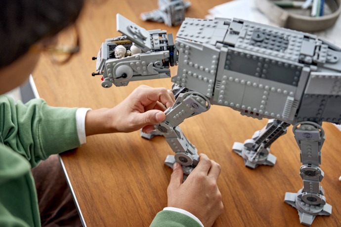 AT-AT™ s a INT-4 z Imperiálního zůstatku