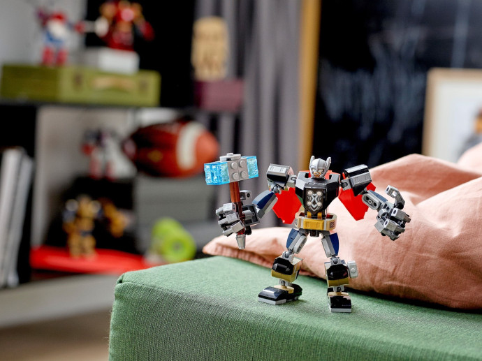 Thor v obrněném robotu