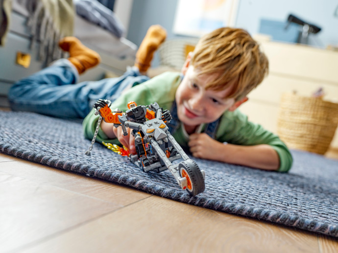 Robotický oblek a motorka Ghost Ridera