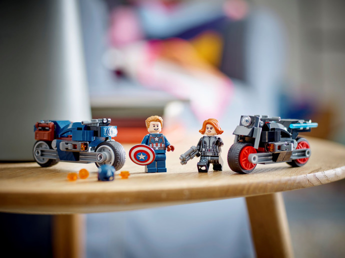 Black Widow a Captain America na motorkách