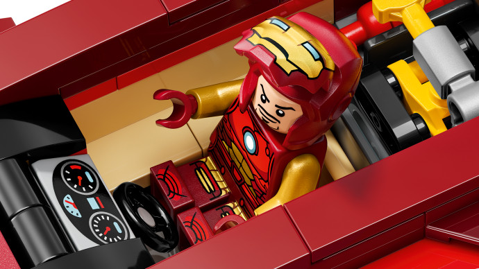 Iron Manovo auto a Black Panther vs. Red Hulk