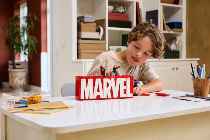 Logo MARVEL a minifigúrky