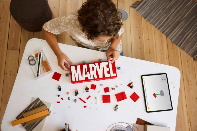 Logo MARVEL a minifigúrky