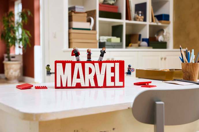 Logo MARVEL a minifigúrky