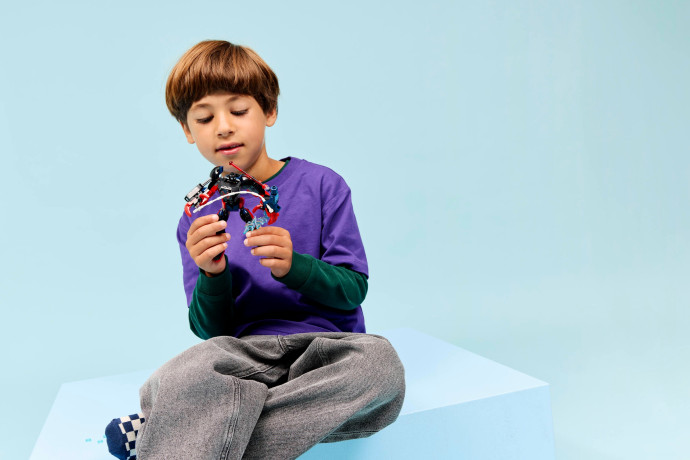 Robot Milesa Moralesa vs. Spider-Man 2099