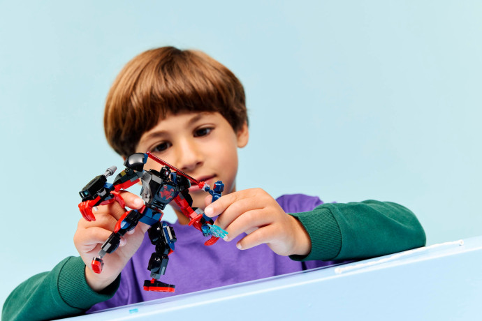 Robot Milesa Moralesa vs. Spider-Man 2099