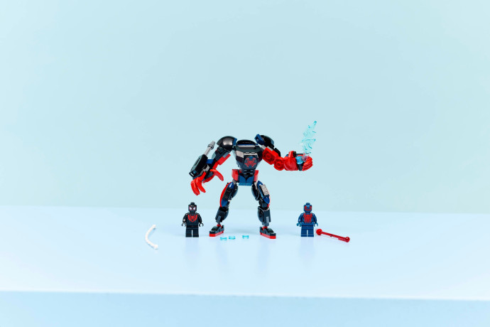 Robot Milesa Moralesa vs. Spider-Man 2099