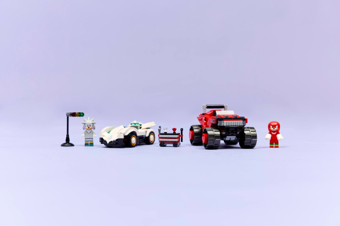 Silver a jeho auto vs. Knuckles a jeho monster truck