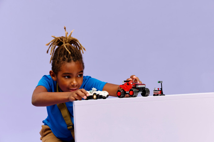 Silver a jeho auto vs. Knuckles a jeho monster truck