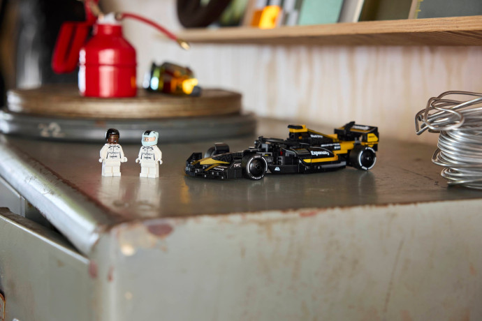Závodní auto týmu APXGP z filmu F1®