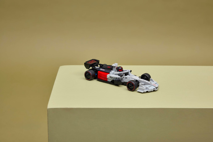 Závodní auto Audi Revolut F1® Team R26