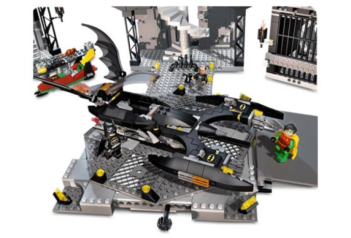 Batcave™: Penguin™ a invaze pana Freeze