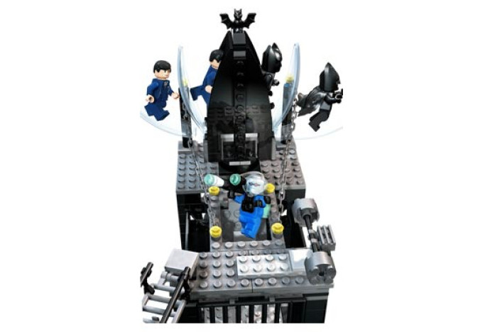 Batcave™: Penguin™ a invaze pana Freeze